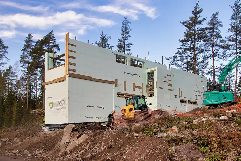 Nudura-eristeharkoista rakennettu kivitalon runko työmaalla Espoossa