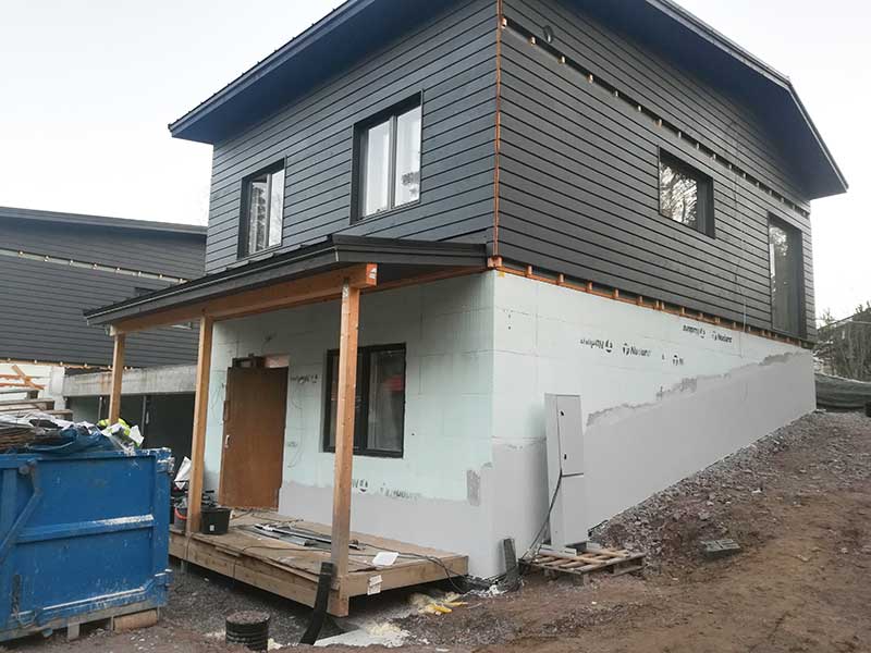 Nudura-harkoista tehty kellarikerros puutalon alla