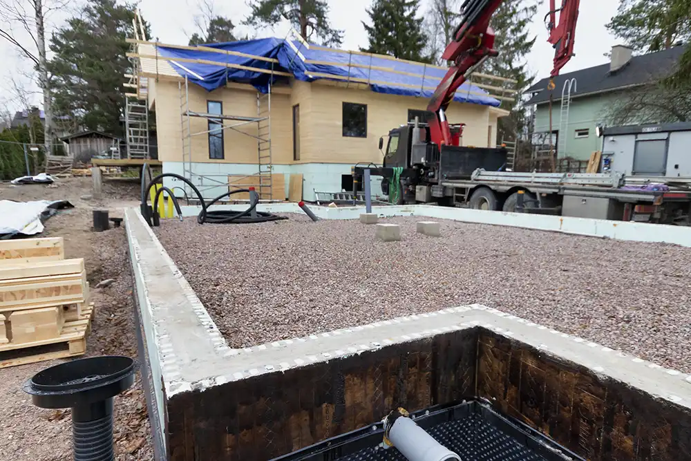 Valmis Nudura-perustus soratäytöllä työmaalla Helsingissä